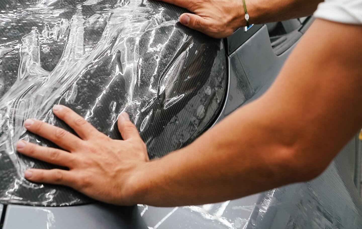 Pose de film de protection peinture PPF sur capot carbone